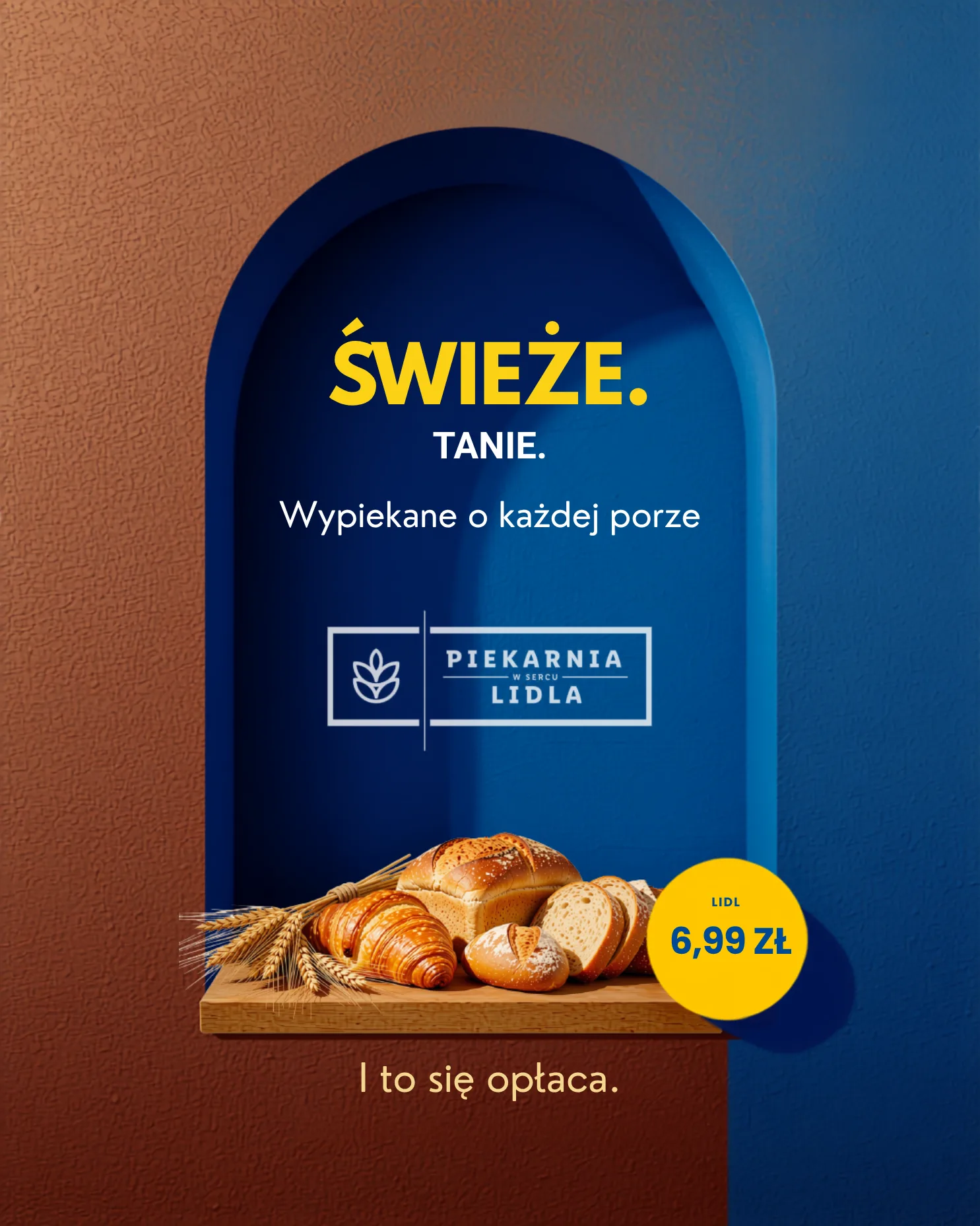 Reklama Piekarni Lidla: pieczywo w granatowej niszy, hasło „Świeże. Tanie.” i cena 6,99 zł