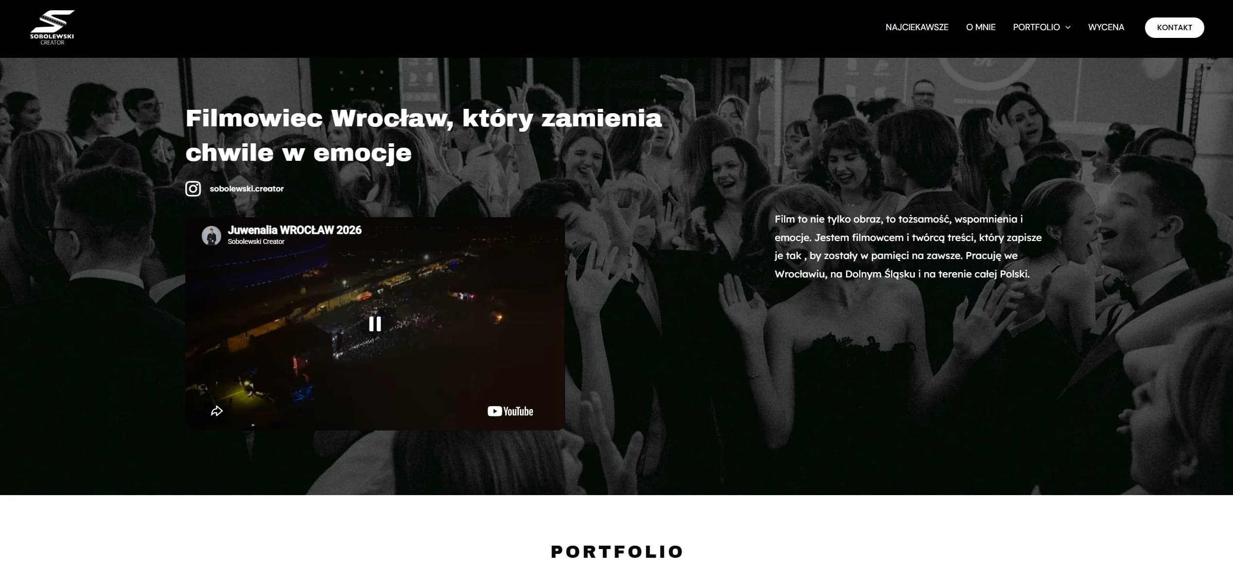 Strona główna Sobolewski Creator: polski nagłówek na czarno-białym kadrze z tłumem na imprezie, z osadzonym showreelem